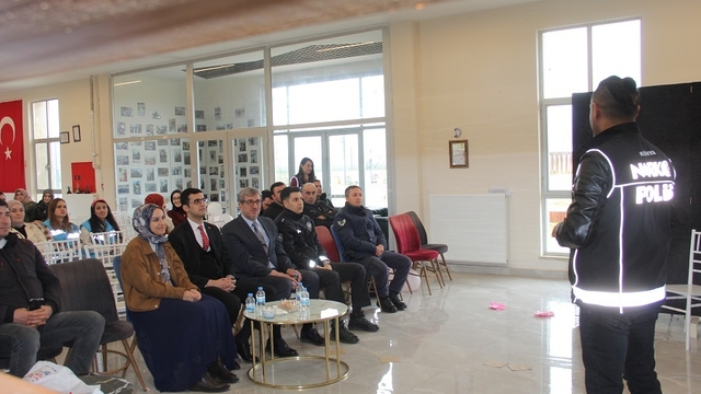 Yalıhüyük'te annelere madde bağımlılığı eğitimi verildi