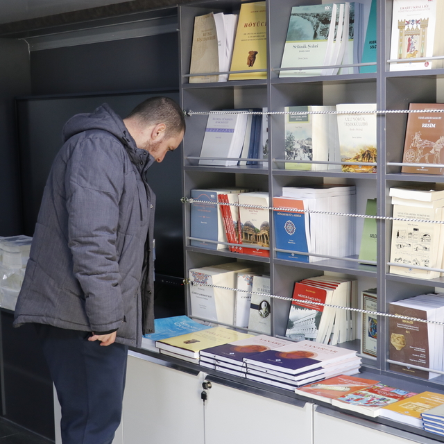 TTK'nin "mobil kitap satış tırı" Kocaeli'ye geldi