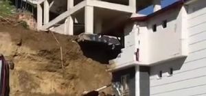 İnşaat kazısından kopan kaya bitişik binanın üzerine düştü