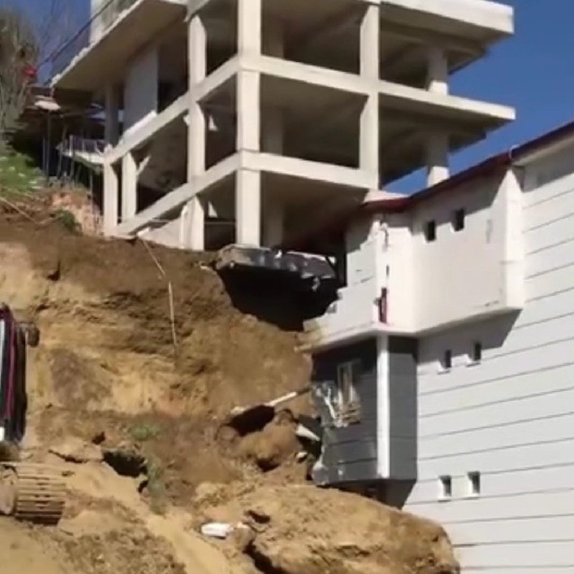 İnşaat kazısından kopan kaya bitişik binanın üzerine düştü