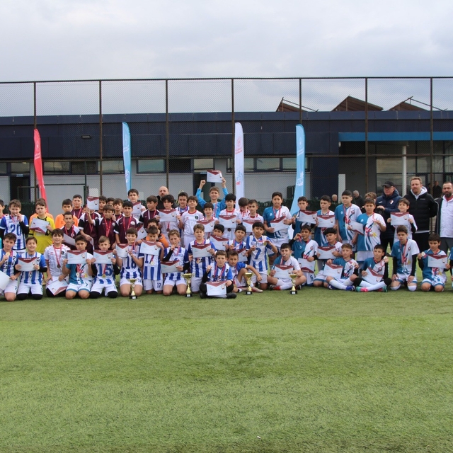 Futbolda şampiyon Bilgi ortaokulu oldu