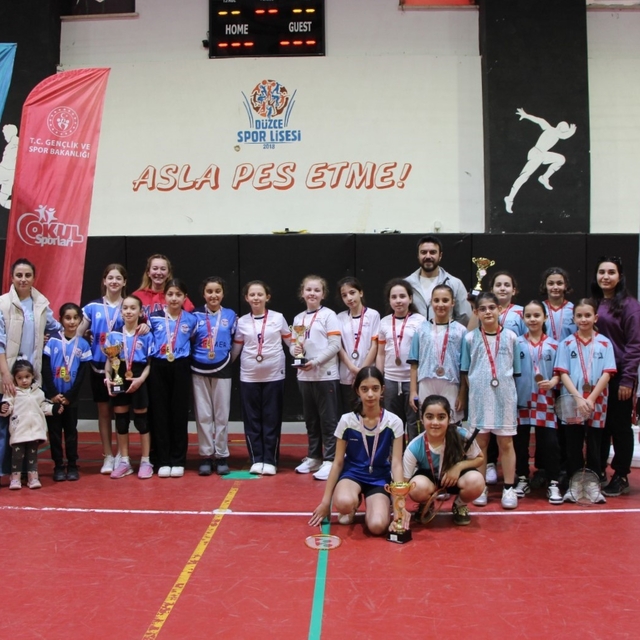 Badmintonda şampiyonlara ödülleri verildi