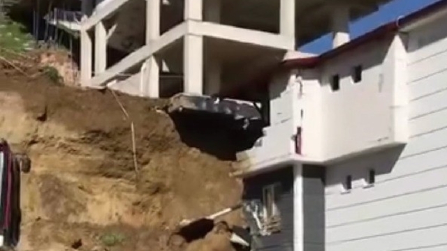 İnşaat kazısından kopan kaya bitişik binanın üzerine düştü