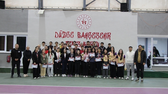 Teniste şampiyonlar belle oldu