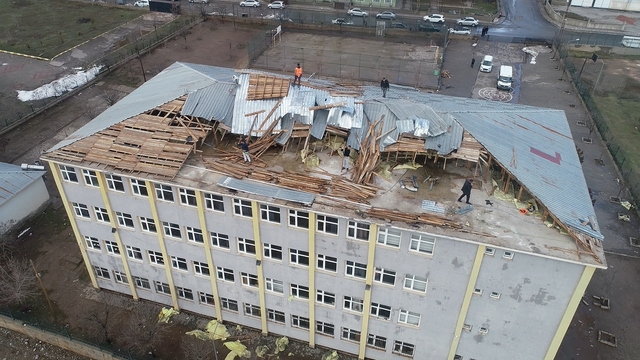 Muş'ta fırtına okul çatısını uçurdu: Eğitime ara verildi