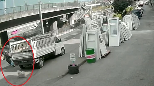 Köpekten kaçarken otobüsün çarptığı üniversiteli ağır yaralandı, kaza kamerada