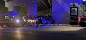 Üst geçidin beton blokuna çarpan otomobilde öldü