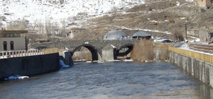 Kars Çayı'nda erken bahar: Zemheri beklenirken buzlar çözüldü