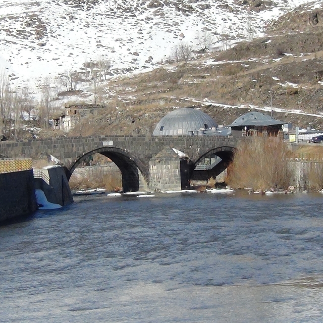 Kars Çayı'nda erken bahar: Zemheri beklenirken buzlar çözüldü