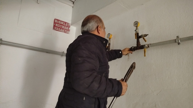 Doğalgaz hattına su borusunu bağladılar: Vatandaşlar hem susuz hem de doğal gazsız kaldı