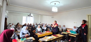 Kadın çiftçilere yönelik eğitimler sürüyor