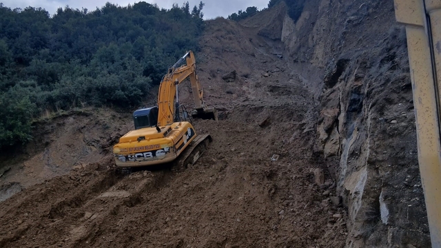 Buldan ve Babadağ'da heyelan nedeniyle kapanan yollarda çalışmalar başladı