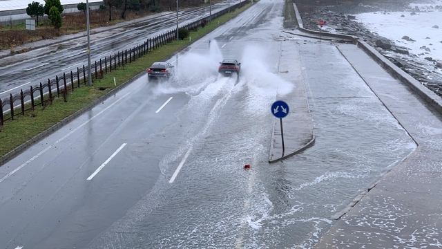 Rize'de dalgalar kayalıkları aşıp sahil yoluna ulaştı