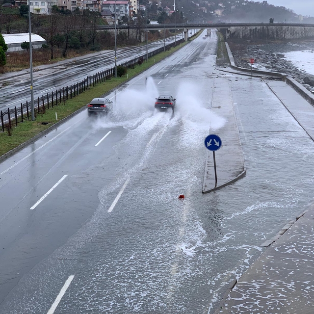 Rize'de dalgalar kayalıkları aşıp sahil yoluna ulaştı