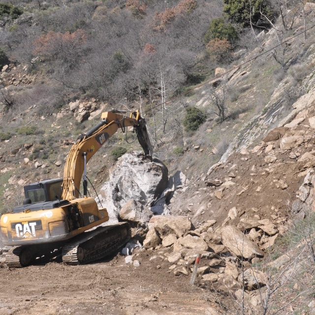 Ödemiş'te heyelan nedeniyle mahalle yolu ulaşıma kapandı