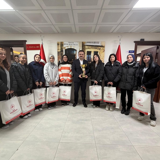 Şampiyon futsal takımı Kale Kaymakamı Batı'yı ziyaret etti