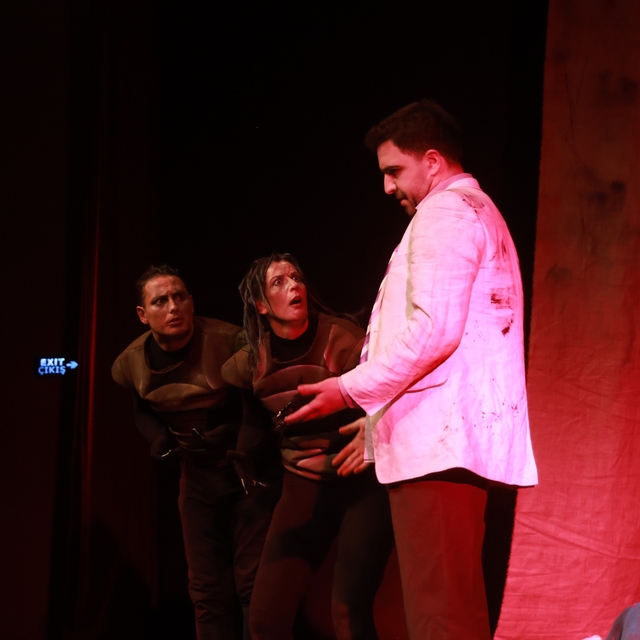 Marmaris Belediye Tiyatrosu ilk oyununu sergiledi