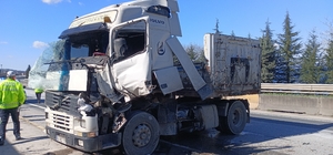 Kazadan kaçarken tırlar çarpıştı, biri makasladı: 1 yaralı