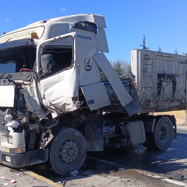 Kazadan kaçarken tırlar çarpıştı, biri makasladı: 1 yaralı