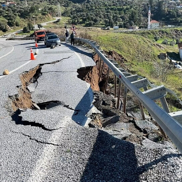 Aydın'da toprak kayması; kara yolu kısmen çöktü