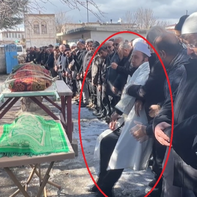 Kardeşi, yengesi ve yeğeninin cenaze namazını kıldırırken fenalık geçirdi