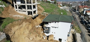 İnşaat kazısında kopan dev kaya parçası yanındaki binada hasara yol açtı