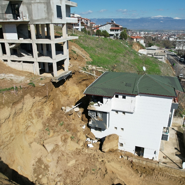 İnşaat kazısında kopan dev kaya parçası yanındaki binada hasara yol açtı