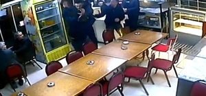 Saniye saniye kameraya yansıyan bıçaklı kavga, kız arkadaş meselesi yüzünde...