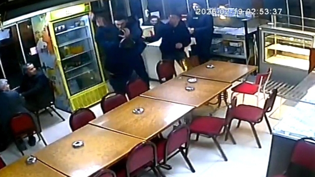 Saniye saniye kameraya yansıyan bıçaklı kavga, kız arkadaş meselesi yüzünden çıkmış