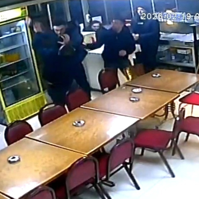 Saniye saniye kameraya yansıyan bıçaklı kavga, kız arkadaş meselesi yüzünde...