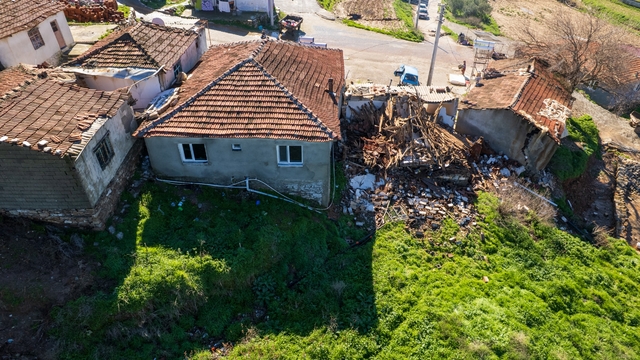 Gölmarmara'da heyelan: 7 ev kullanılamaz hale geldi