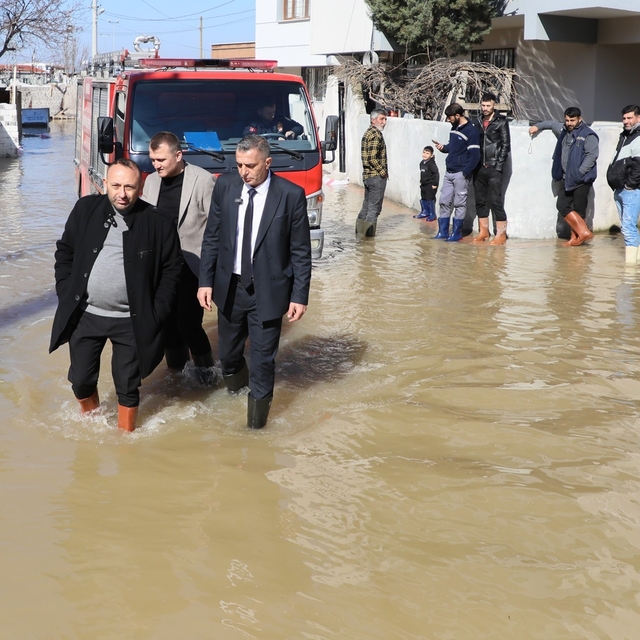 Başkan Şimşek çizmeleri giydi, su baskınının yaşandığı sokakta inceleme yap...