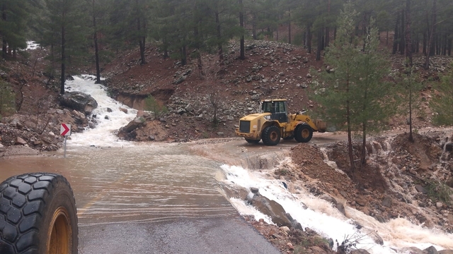 Sel, heyelan ve kar yağışına karşı yoğun mücadele