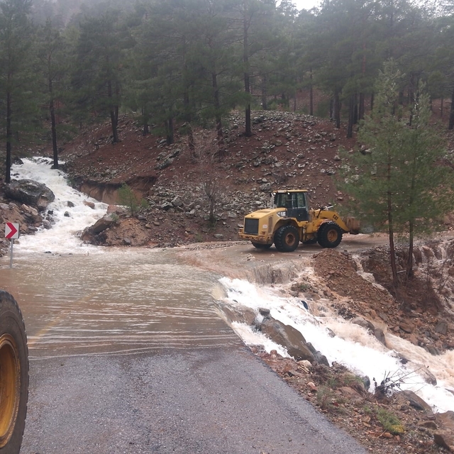 Sel, heyelan ve kar yağışına karşı yoğun mücadele