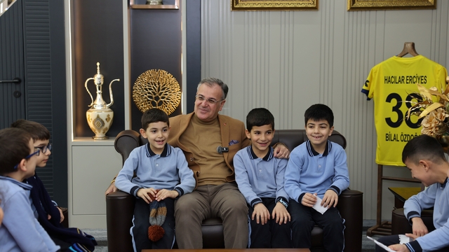 Minik öğrencilerden Başkan Özdoğan'a ziyaret
