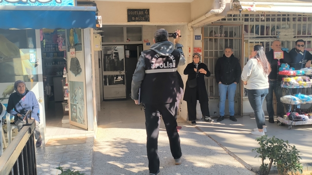 Yanındaki kadını öldürüp aynı silahla intihar etti
Ablasını arayıp intihar edeceğini söyledi
Kardeşinin öldüğüne inanamayan abla: "Ölmemiş değil mi polis abi, ölmemiş"