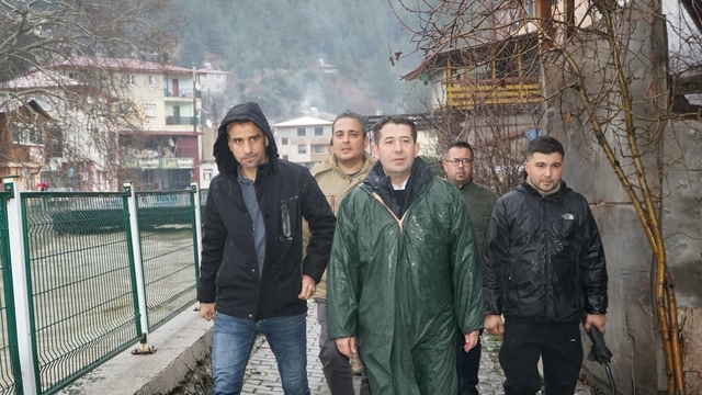 Adana'nın Feke, Saimbeyli ve Kozan ilçelerinde sel sonrası yoğun mesai