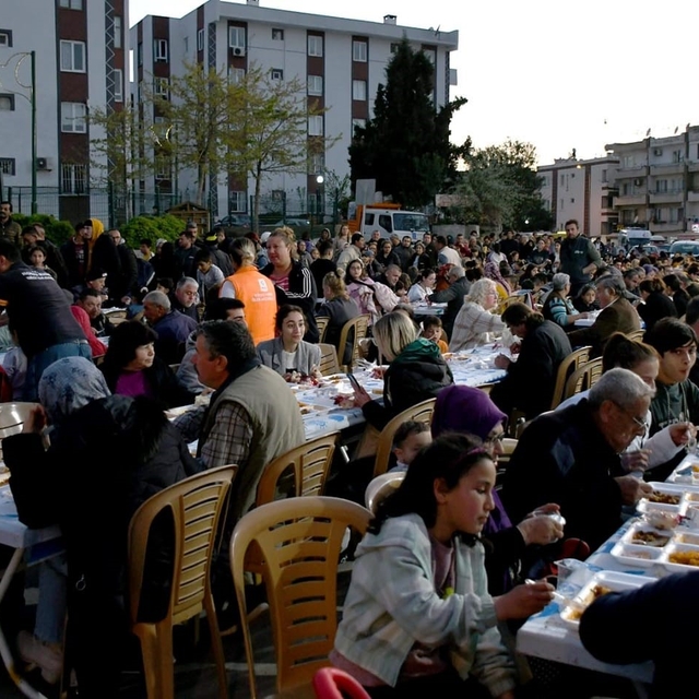 Kuşadası Belediyesi'nden Ramazan ayı boyunca 18 bin kişilik iftar yemeği