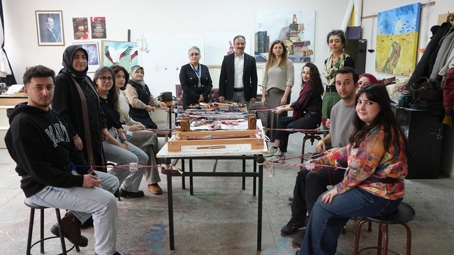 Geleneksel çarpana dokuma sanatı uygulamalı olarak anlatıldı
Geleneksel Türk dokuma sanatı çarpana, Sivas Cumhuriyet Üniversitesi'nde uygulamalı olarak ele alındı