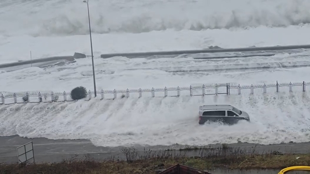 Rize'de dev dalgalar Karadeniz Sahil Yolu'na ulaştı