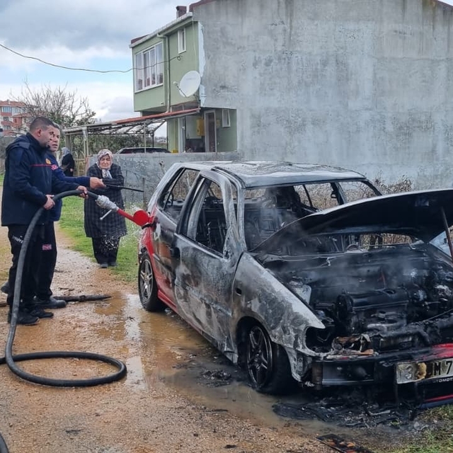 Gerze'de park halindeki otomobil yandı