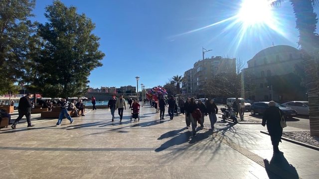 Aydın'da güneş yüzünü gösterdi, çarşıya bahar havası geldi