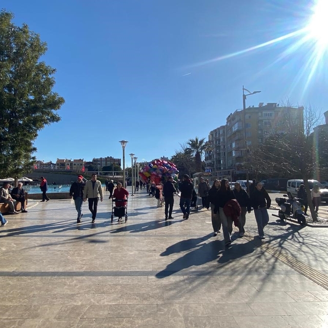 Aydın'da güneş yüzünü gösterdi, çarşıya bahar havası geldi