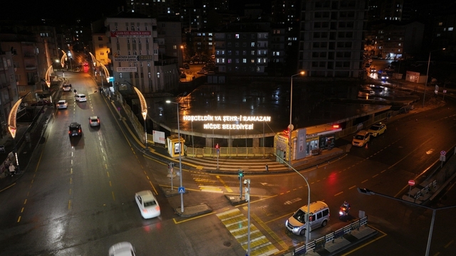Niğde'de Ramazan ayında Ömer Halisdemir Meydanı'nda görsel şölen