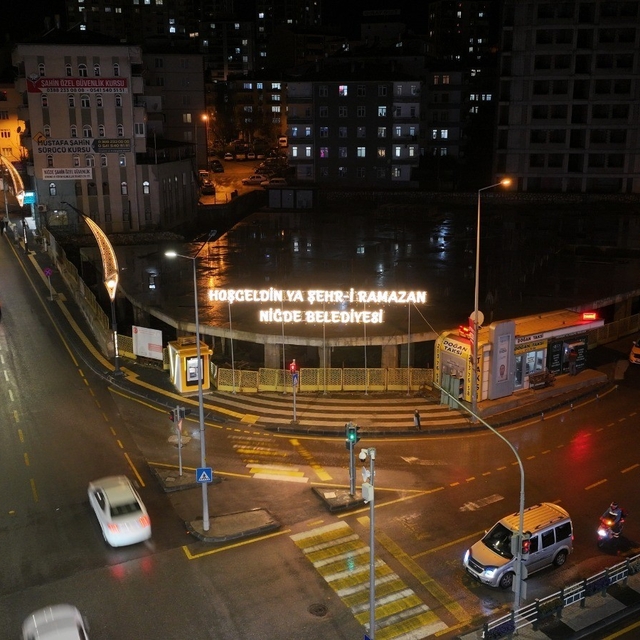 Niğde'de Ramazan ayında Ömer Halisdemir Meydanı'nda görsel şölen