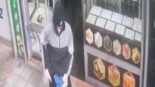 Gaziantep'te silahlı, maskeli ve biber gazlı kuyumcu soygunu kamerada