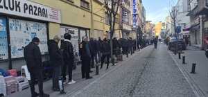 Eskişehir'de ilk iftar öncesi metrelerce "pide" kuyruğu