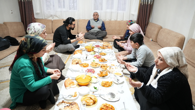 Akşam ezanının en erken okunduğu yerlerden Şemdinli'de ilk iftar yapıldı