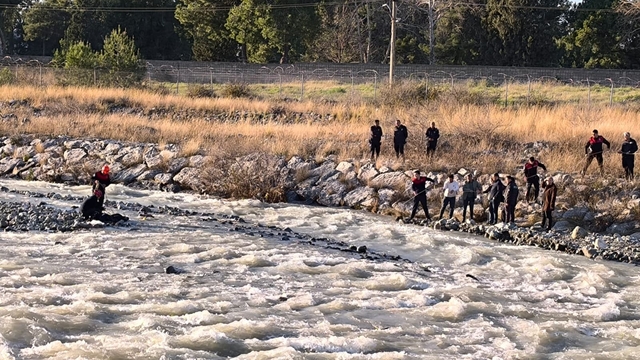 Köprüden düşerek akıntıya kapılan çocuk hayatını kaybetti