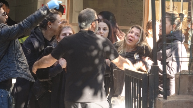 Cenaze aracını "Özgür bunu bize nasıl yaptın" diyerek yolladı
İki kişiye mezar olan evden cenazeler gözyaşlarıyla alındı
Telefonla arayıp hayatına son vereceğini söylediği 3 ablası sinir krizi geçirdi